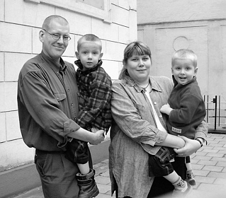 Katarina tillsammans med maken Mats och sönerna Erik och John.